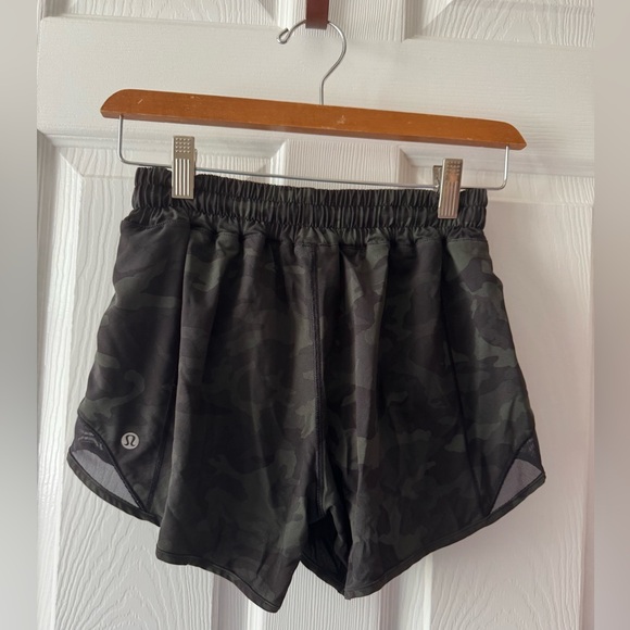 Lululemon Hotty Hot Shorts 
Size: 4 Tall
Heritage 365 Camo Deep Coal Multi/Black - Picture 1 of 2